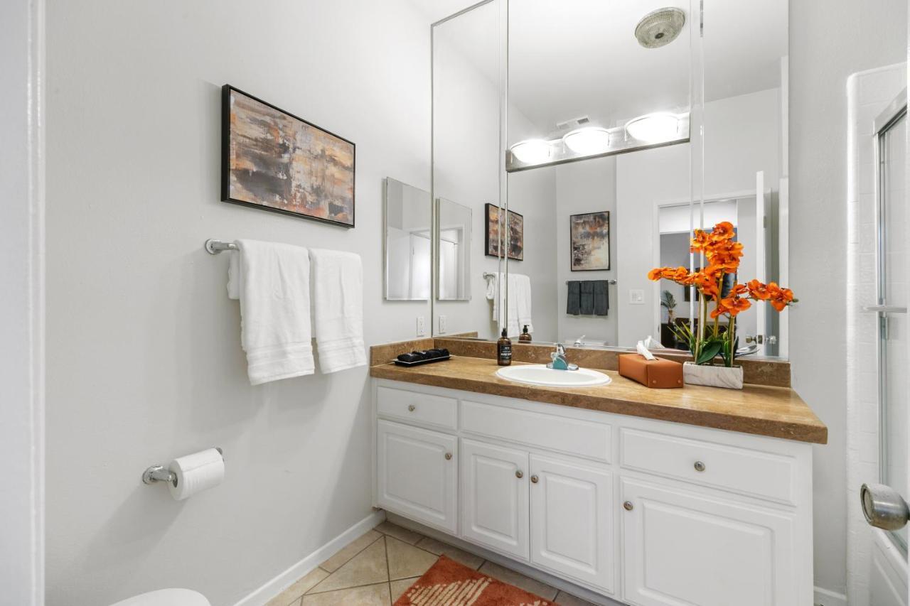 Beverly Hills 2 Bed 2 Bath Penthouse With Den And Parking 414 Los Angeles Eksteriør bilde