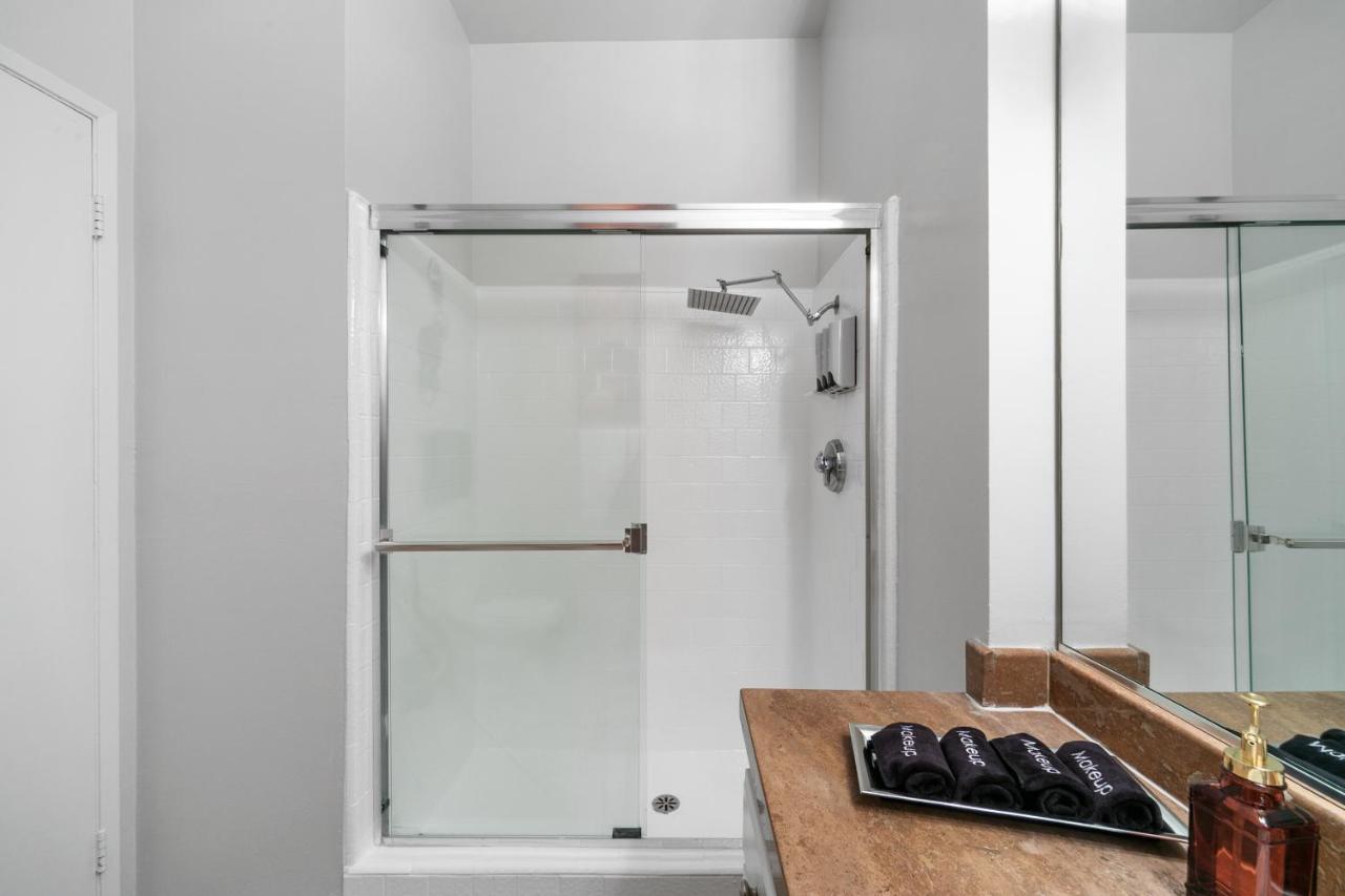 Beverly Hills 2 Bed 2 Bath Penthouse With Den And Parking 414 Los Angeles Eksteriør bilde